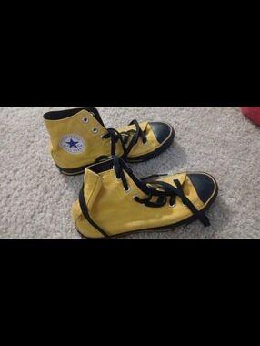 Converse Size 7 Womens/ Size 5 Mens